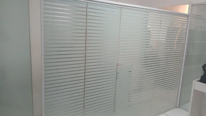 Divisória de Vidro Jateado com Estrutura em Alumínio - Conservada