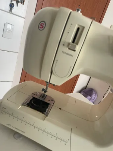 Máquina de costura Singer tem que trocar a sapata e comprar o pedal apenas