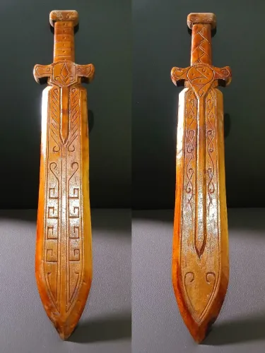 Espada Decorativa de Madeira Entalhada à Mão - Entalhes Distintos em Cada Lado