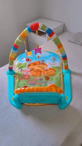 Tapete de rastejamento com piano e pedal musical