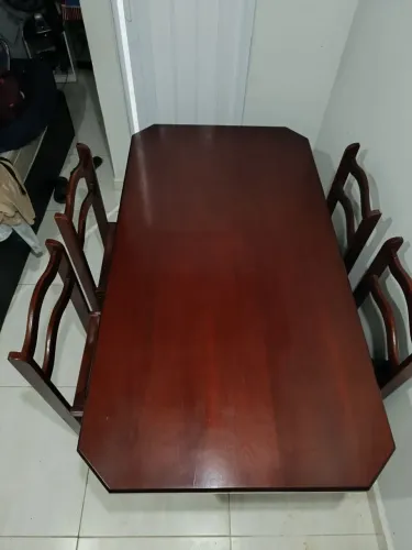 Mesa de jantar em madeira maciça. 4 cadeiras - impecável