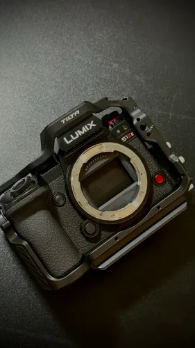 Câmera Lumix S1iie com cage smallrig (como nova)