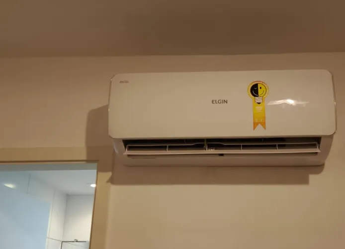 Ar condicionado Elgin em perfeito estado, apenas com marcas do tempo na condensadora..