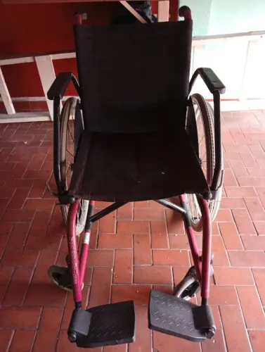 Vendo cadeira de rodas usada