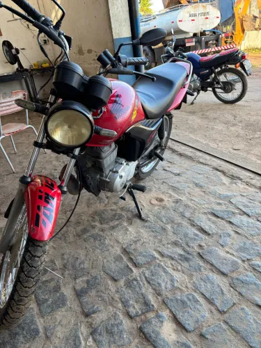 Moto fan 125 no ponto de transferir