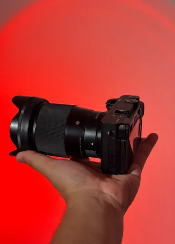 Câmera Sony A6400 + Lente Sigma 16mm f1.4 + Cage SmallRig