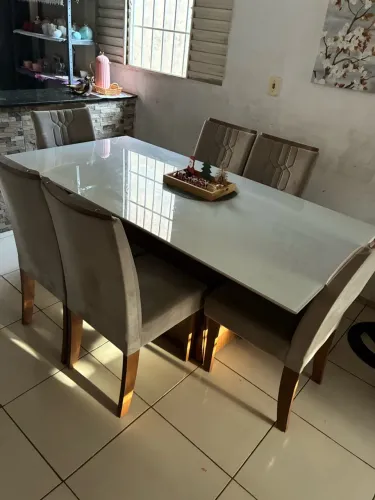 Mesa com 6 cadeiras