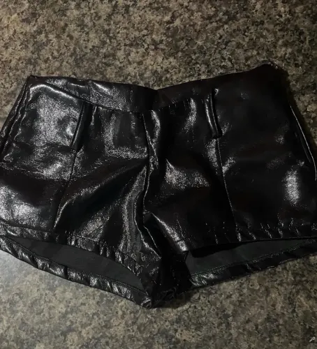 Mini shorts preto couro 