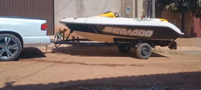 Jet boat seadoo