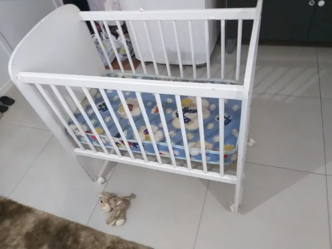 Berço infantil bem usadinho com colchão