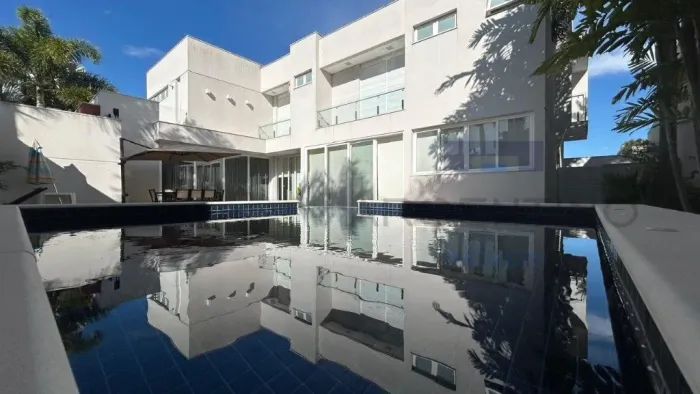 CASA À VENDA - COND ARUÃ - 400 M² - MOBILIADA - 4 SUÍTES - PISCINA AQUECIDA