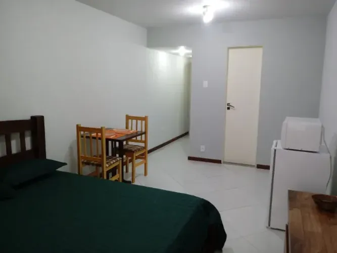 Kitnet no Centro. Melhor localização e portaria 24 horas. Já todo mobiliado.