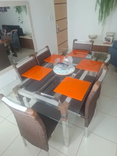 Mesa de jantar com 6 cadeiras!!