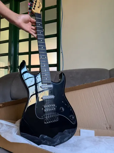 Guitarra Tagima Escala Escura Escudo Preto Tg520 Strat