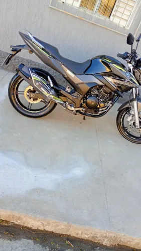 Moto Yamaha Fazer modelo edição especial .