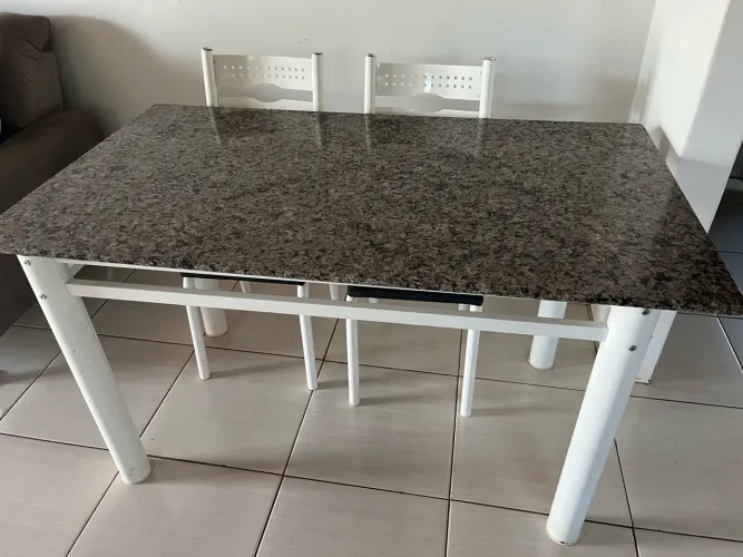 Mesa com 4 cadeiras, retirar na Arse 51