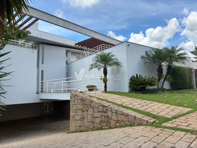 Venda ou Locação, Gramado, Alto Padrão, 6 suítes, Elevador, Piscina 1100m2 construídos!