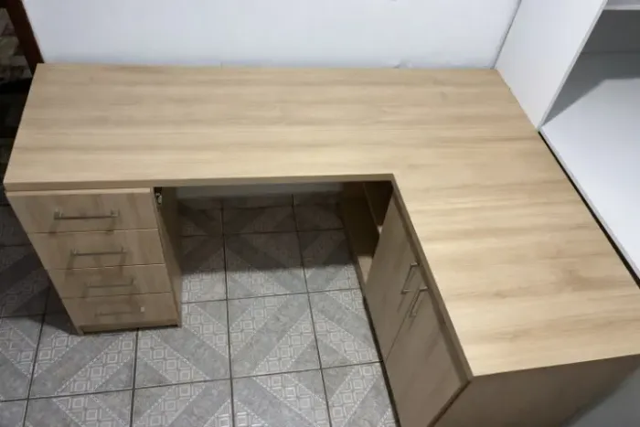 Mesa de escritório em formato L com gavetas