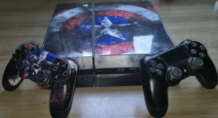 PS4 Personalizado Capitão América + 2 Controles Originais + 4 Jogos
