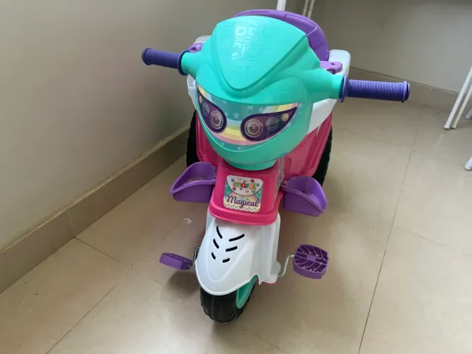 Triciclo Infantil Unicórnio com Empurrador - Super Conservado