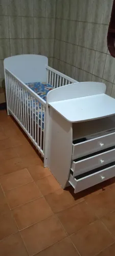 Berço com cômoda acoplada buscando tem desconto 