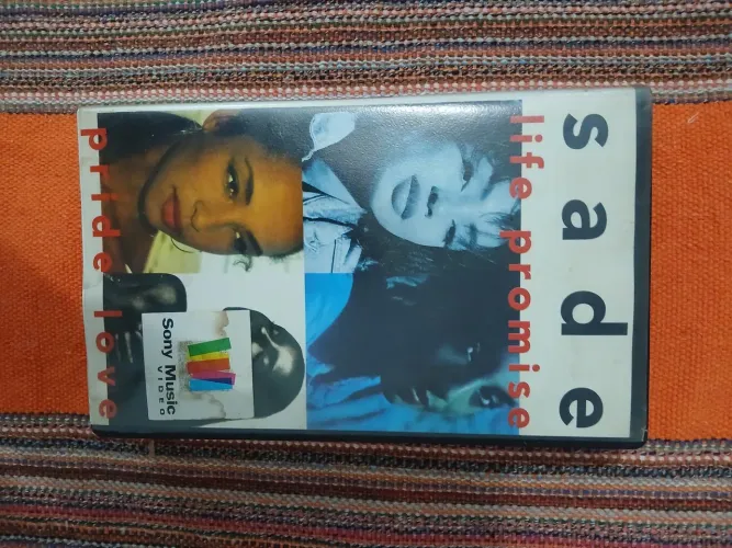 Fita vhs Sade "life promise pride love " usada 