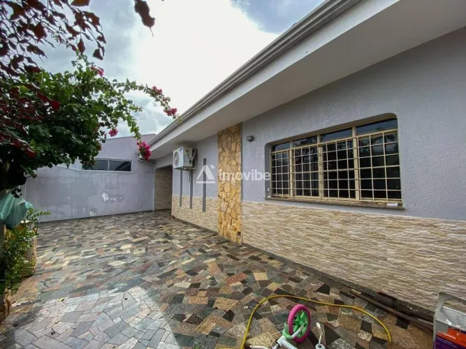 Casa com 03 dormitórios sendo 01 suite em 203m² de construção na Vila Bertini em Americana