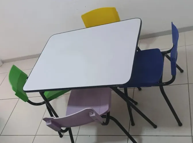 Conjunto escolar mesa e 4 cadeiras infantil