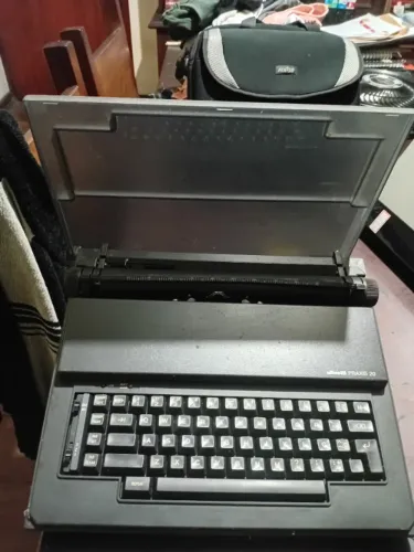 Máquina de escrever elétrica Ollivet