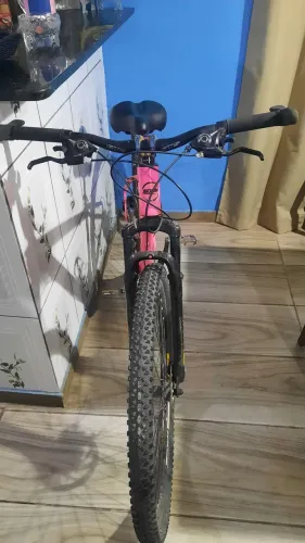 Bicicleta usada poucas vezes