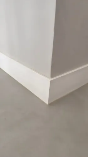 Rodapé de poliestireno Biancogres Fit branco liso 10 x 240cm