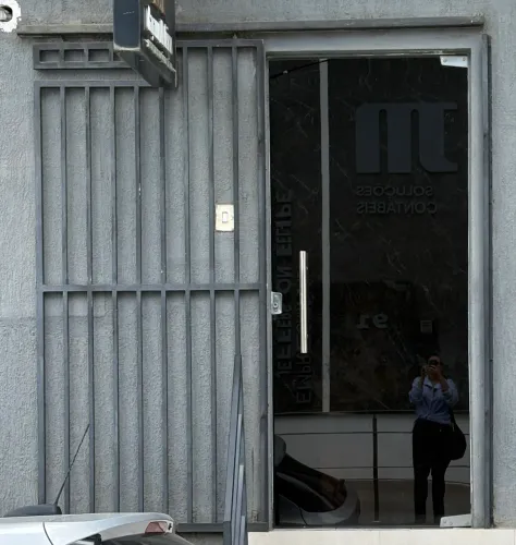 Porta e grade de vidro