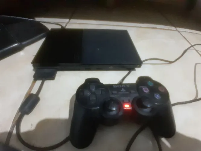 Playstation 2 funcionando acompanha um console