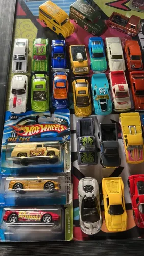 Lote de carrinhos hotwheels, não baixo um centavo e não vendo separado!