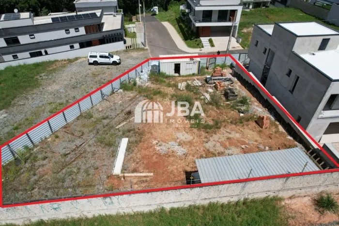 LOTE AMPLO EM CONDOMÍNIO FECHADO