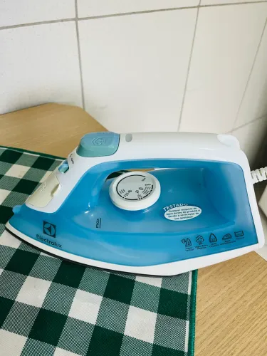 Ferro de passar a vapor Electrolux, auto limpeza, base anti aderente.