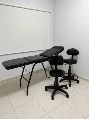 Kit Estética/Clínica: Maca Reclinável + 2 Mochos Pretos (Estado de Novo)