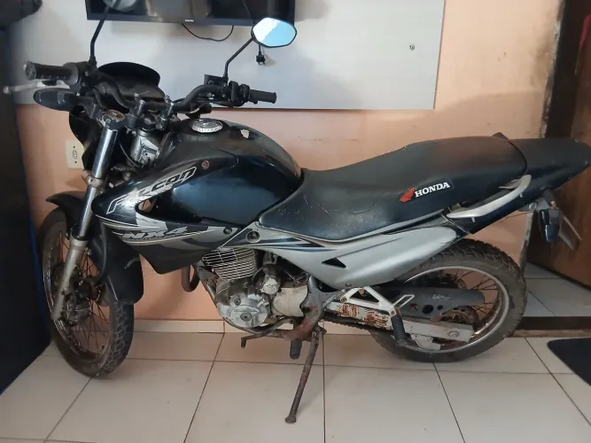 Vende-se uma moto Honda (Falcon)