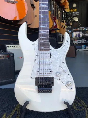 Guitarra Memphis Floyd Rose seminova MG330