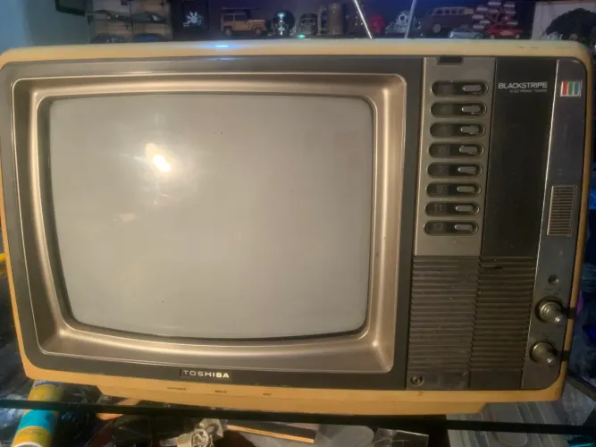 televisão vintage da marca Toshiba, modelo Blackstripe