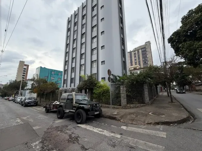 Apartamento 136 mts. Um por andar no Barreiro!