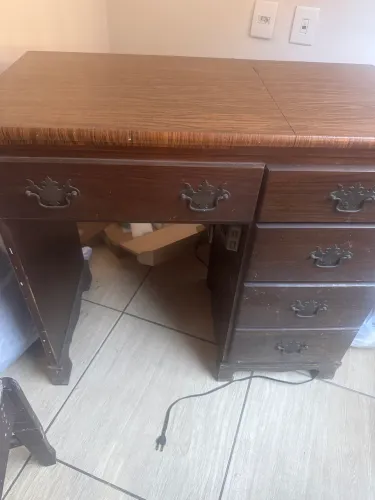 máquina de costura com estante 