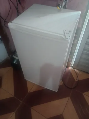 Vendo um frigobar funcionando normalmente