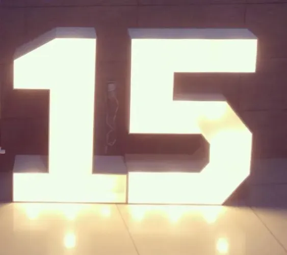 NÚMERO 15 EM MDF ILUMINADO