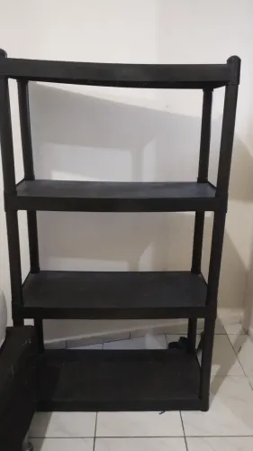 Estante de plástico. Medidas: 138x78 cm.