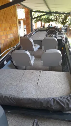 Lancha 2025 33h apenas na água 