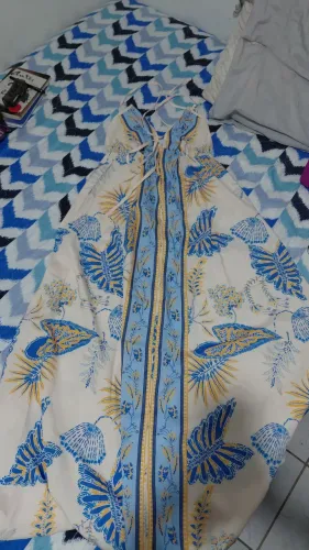 Vestido longo decotado.