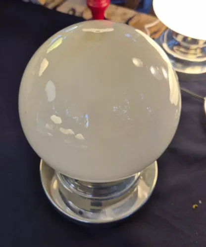 ART deco Luminária de mesa base madeira com alumínio polido com cúpula opalina branca 