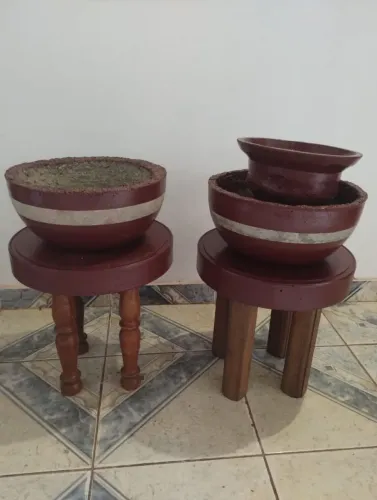 Banquinho de plantas de madeira 