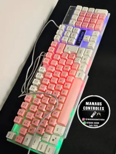 Teclado gamer branco com rosa